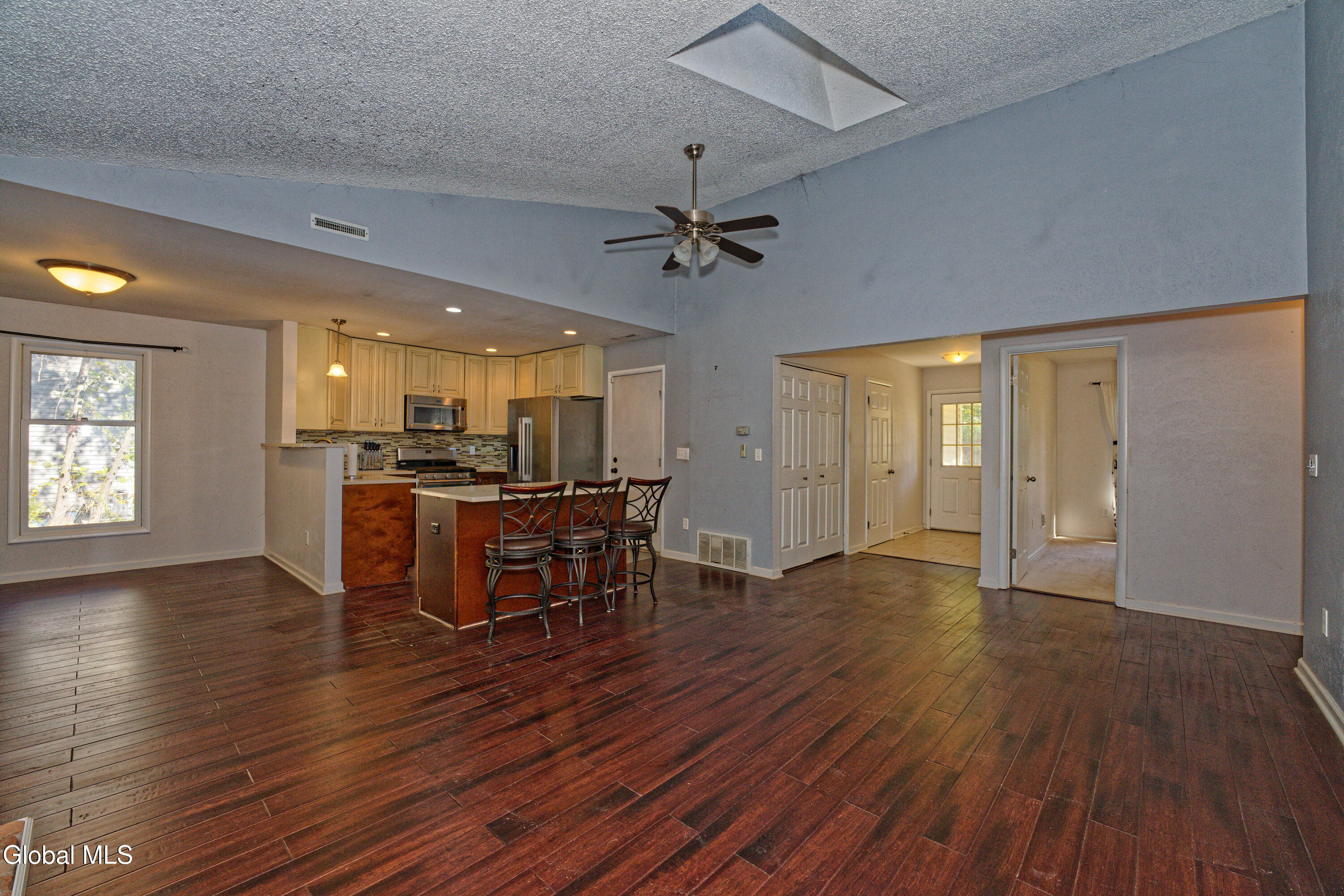 638 Top Ridge Drive Guilderland, NY 12203 - Photo 8 of 31 2 Livingroom 4