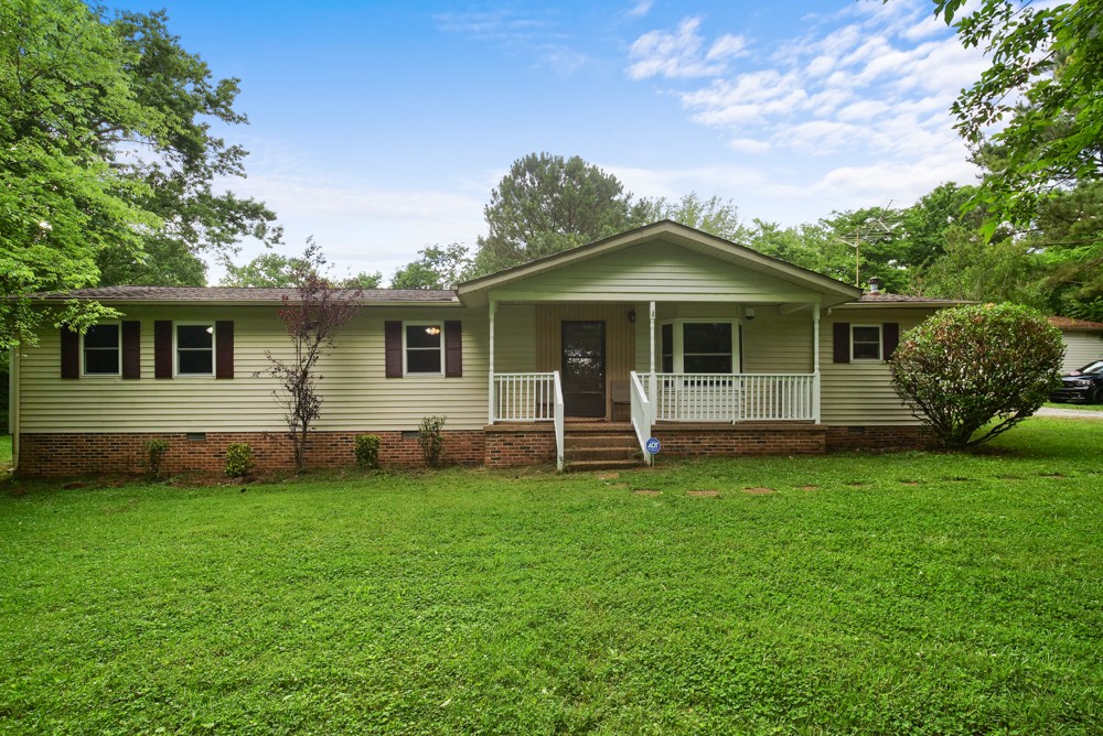 156 Vantrease Lane Gallatin, TN 37066 - Photo 2 of 37 a front view of a house with a garden