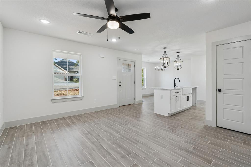 5637 Mesa Loop Granbury, TX 76048 - Photo 6 of 40