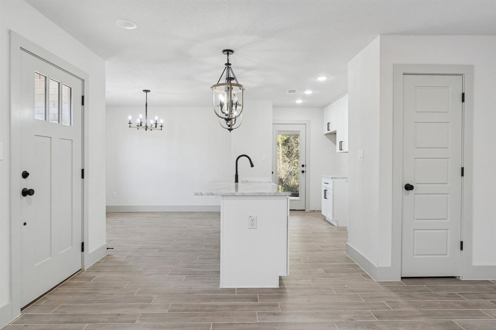 5637 Mesa Loop Granbury, TX 76048 - Photo 8 of 40