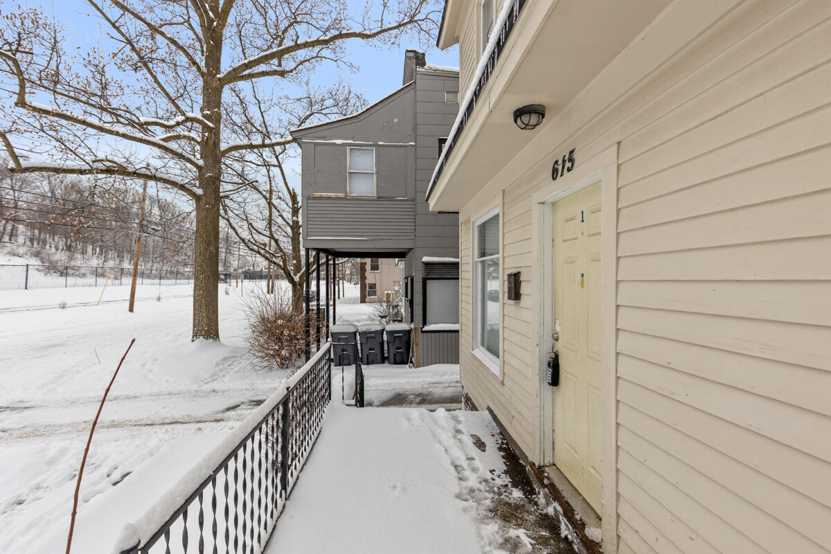 613-615 Davis Street Kalamazoo, MI 49007 - Photo 4 of 36 IMG_1001