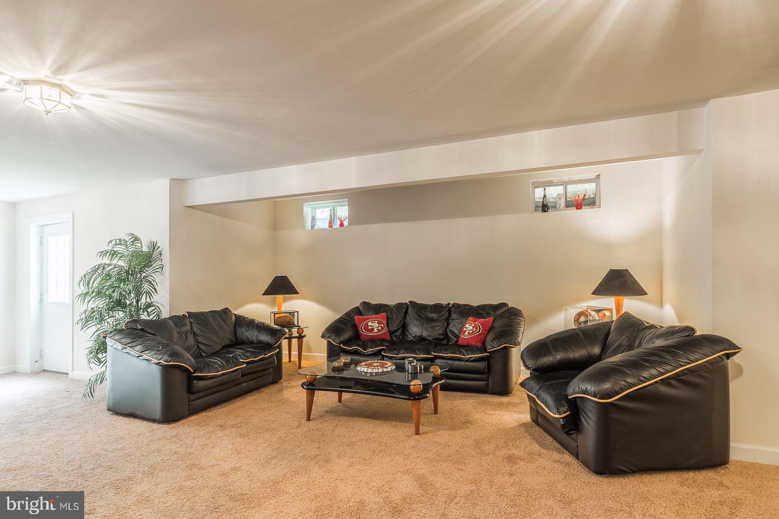 4157 Agency Loop Triangle, VA 22172 - Photo 25 of 30 a living room with furniture