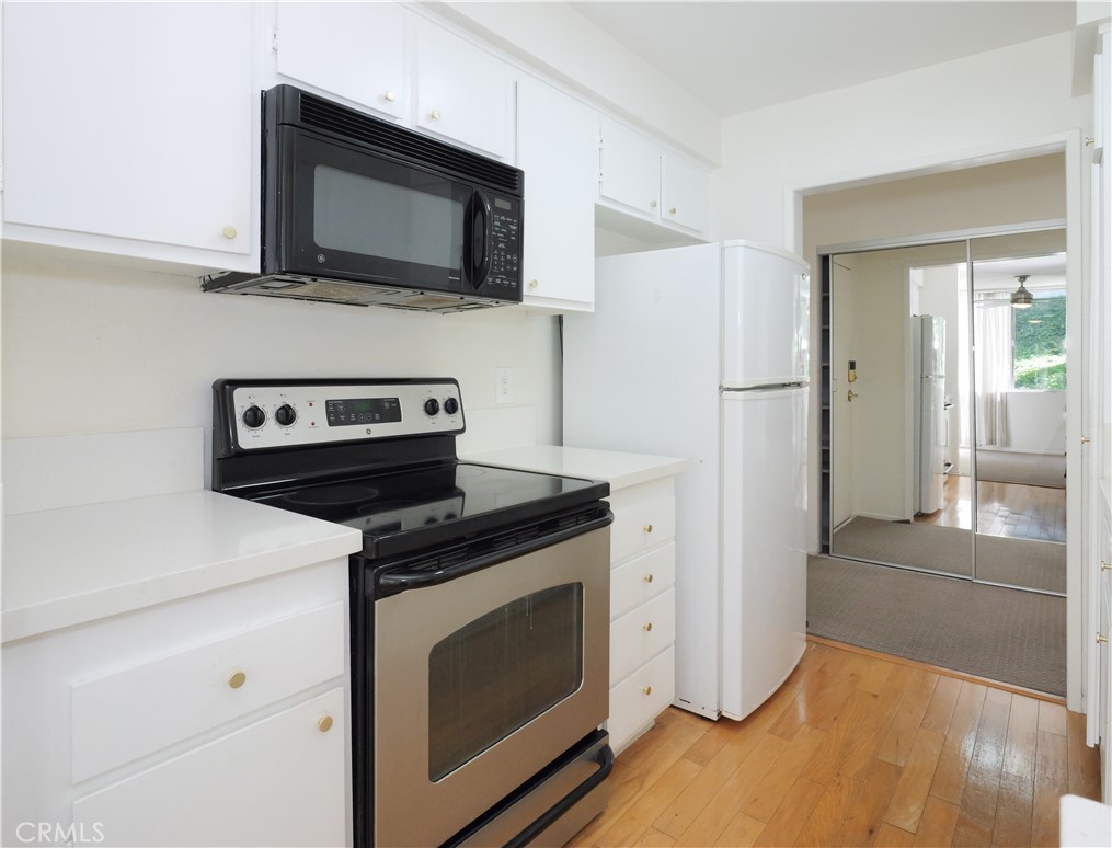 28121 Highridge Road, Unit 311 Rancho Palos Verdes, CA 90275 - Photo 8 of 25 a kitchen with a stove microwave and refrigerator