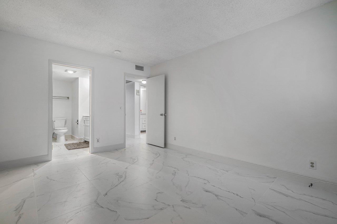 1049 Newcastle A Boca Raton, FL 33434 - Photo 10 of 19 012-1049NewcastleC-BocaRaton-FL-33434-SM