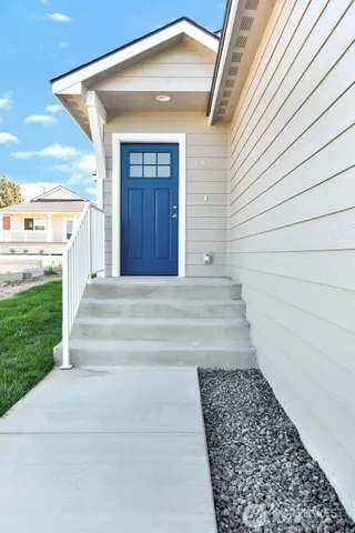 a view of entryway with a yard