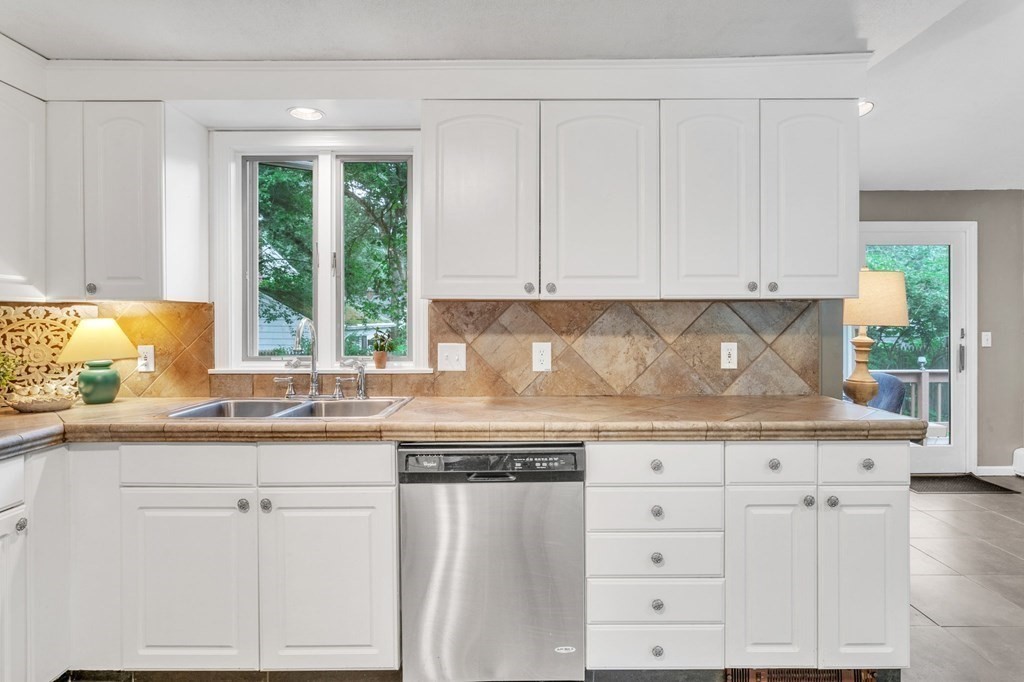 212 Burbank Road Longmeadow, MA 01106 - Photo 14 of 40 Gallery Image 14