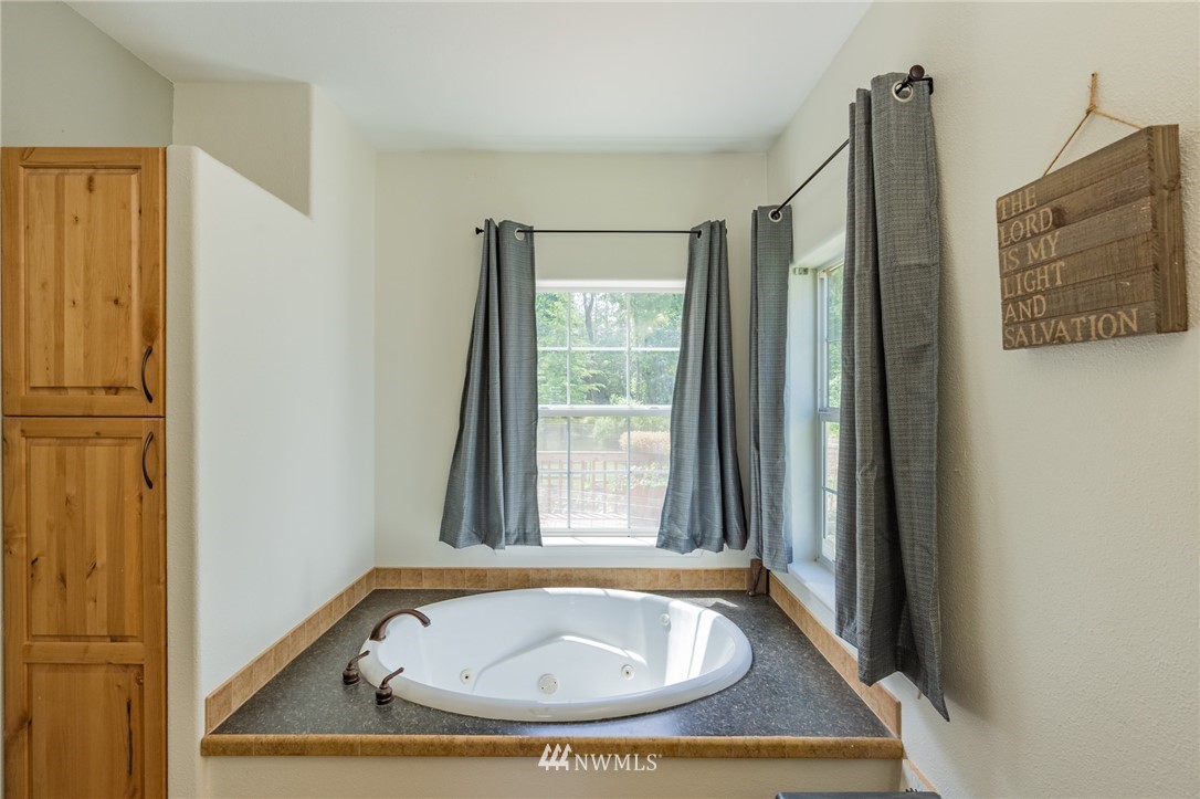2065 East Pole Road Everson, WA 98247 - Photo 24 of 40 a view of bathroom with bathtub and window