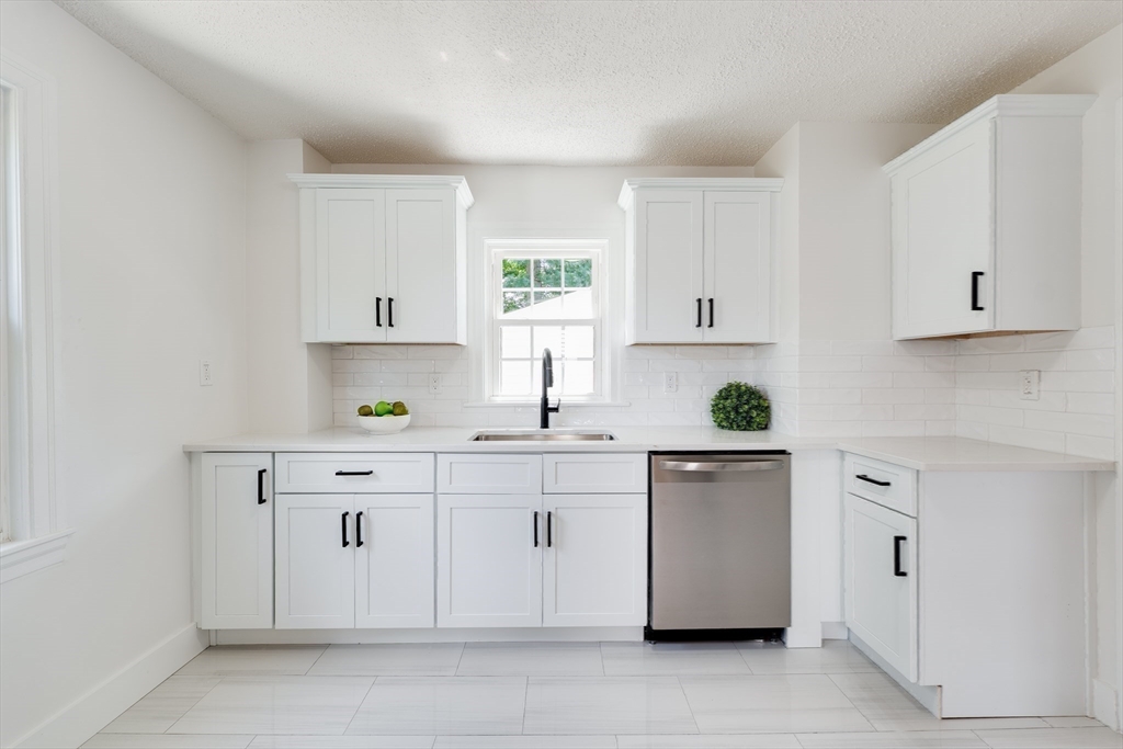 1386 Piper Road West Springfield, MA 01089 - Photo 7 of 39