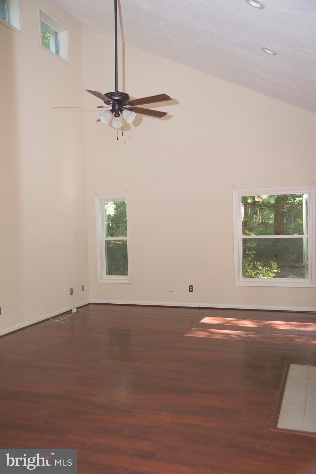 5 Ridgeview Circle Fredericksburg, VA 22406 - Photo 8 of 21 with amazing Vaulted high ceilings