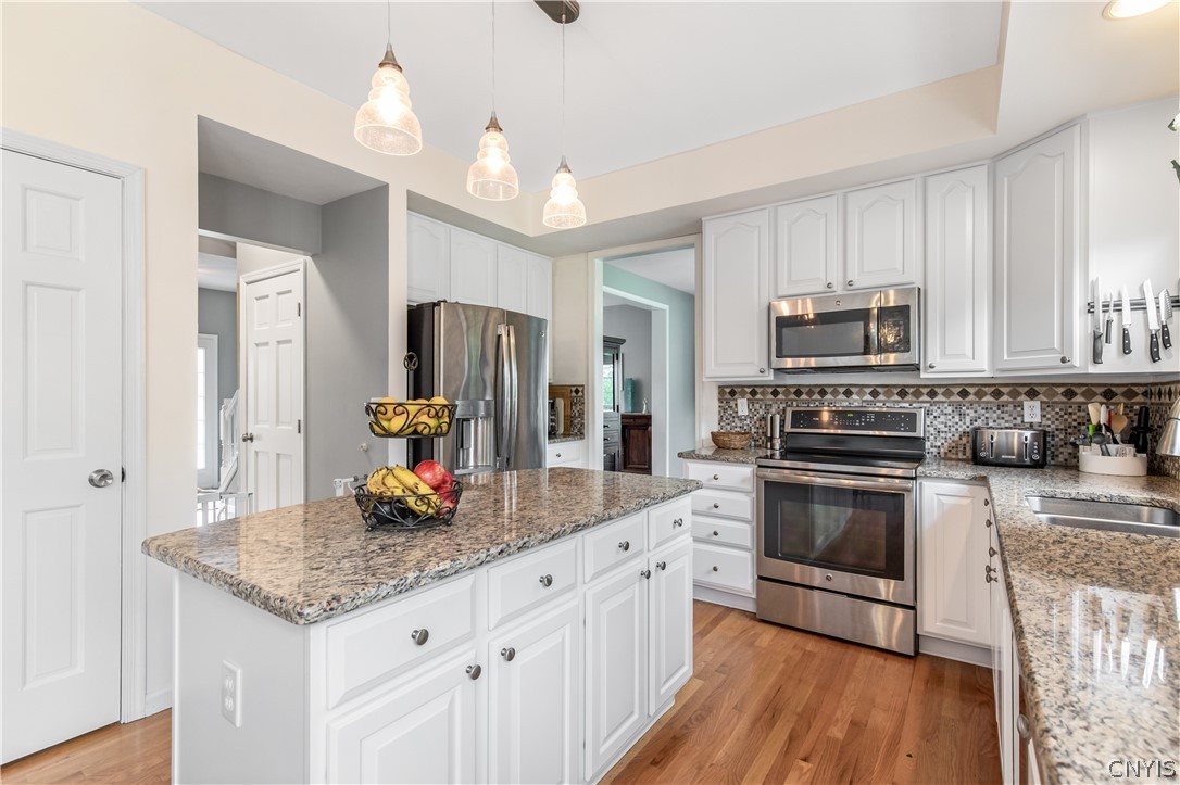 8265 Dampier Circle Clay, NY 13090 - Photo 12 of 33