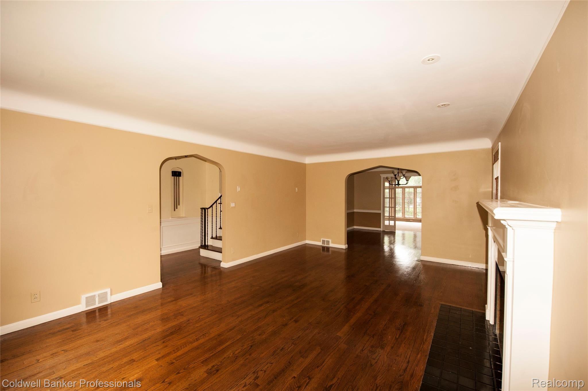 559 Pemberton Road Grosse Pointe, MI 48230 - Photo 8 of 44 Living Room Good 1.JPG