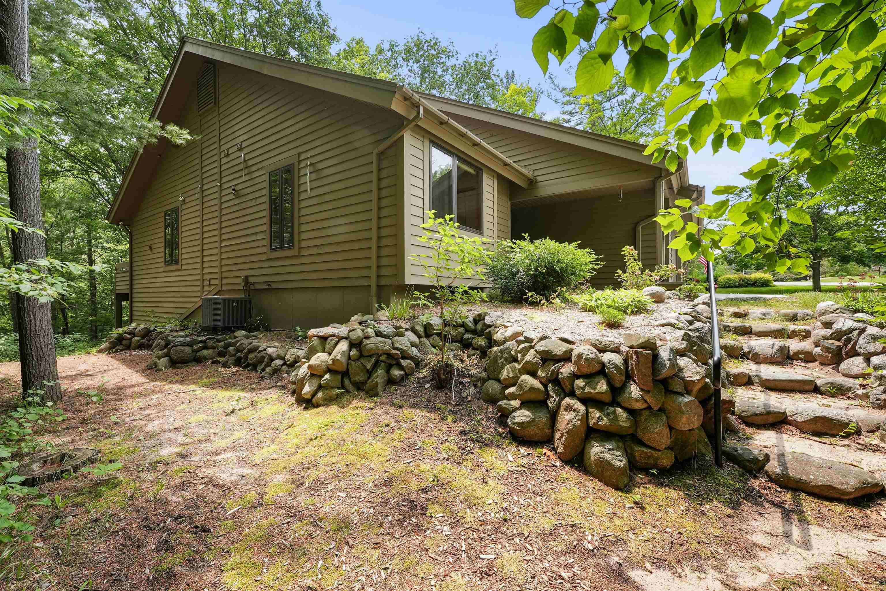 274 Port Mission Road Traverse City, MI 49686 - Photo 2 of 29 1912837-1.JPG