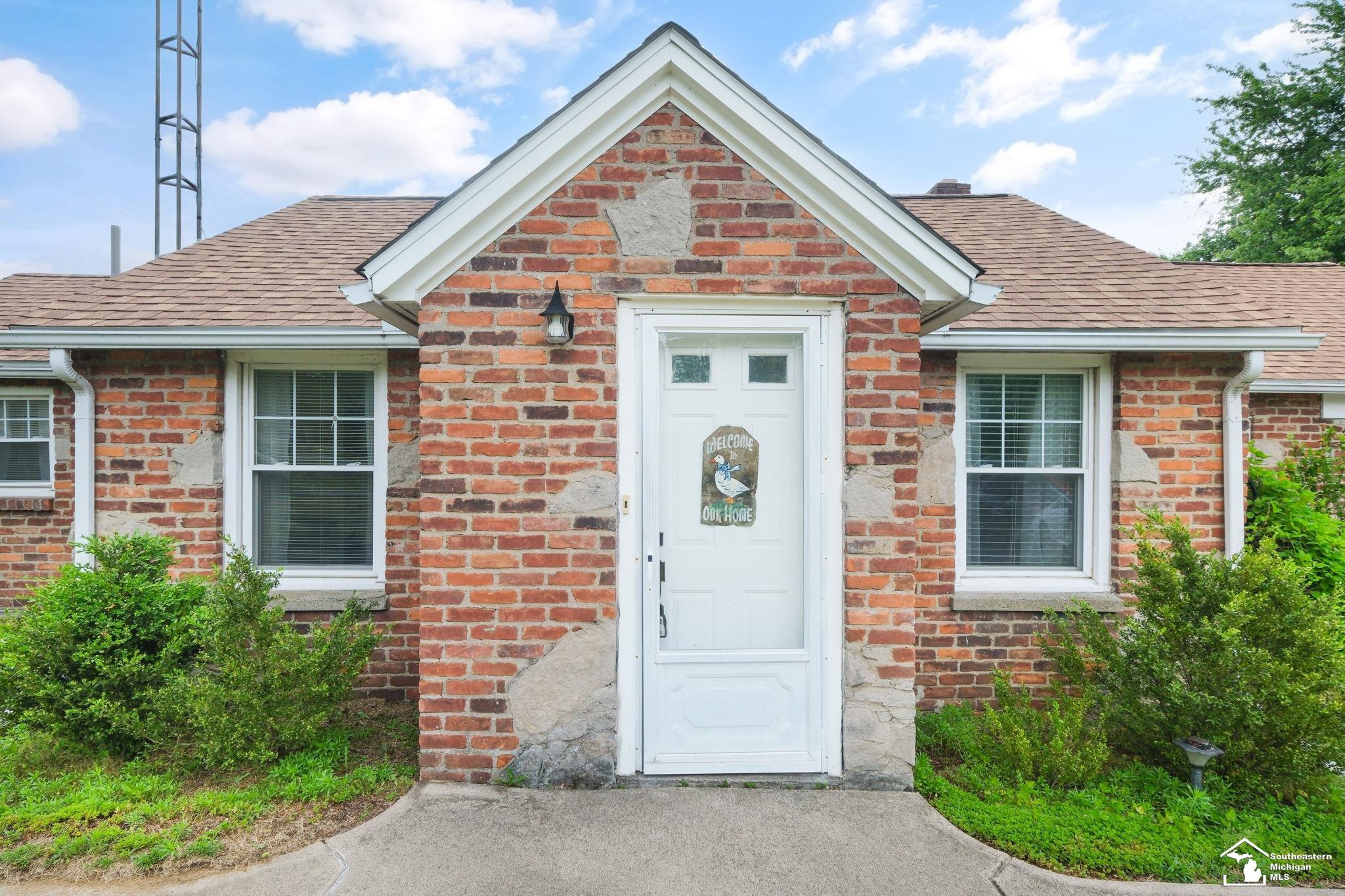 7408 Monroe Road Lambertville, MI 48144 - Photo 2 of 42 50142535-b252e944-0c69-40cd-9d66-d1d65243da25.JPG
