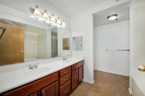 $2,823 | 1715 Chicago Avenue, Unit 818N, Evanston, IL 60201