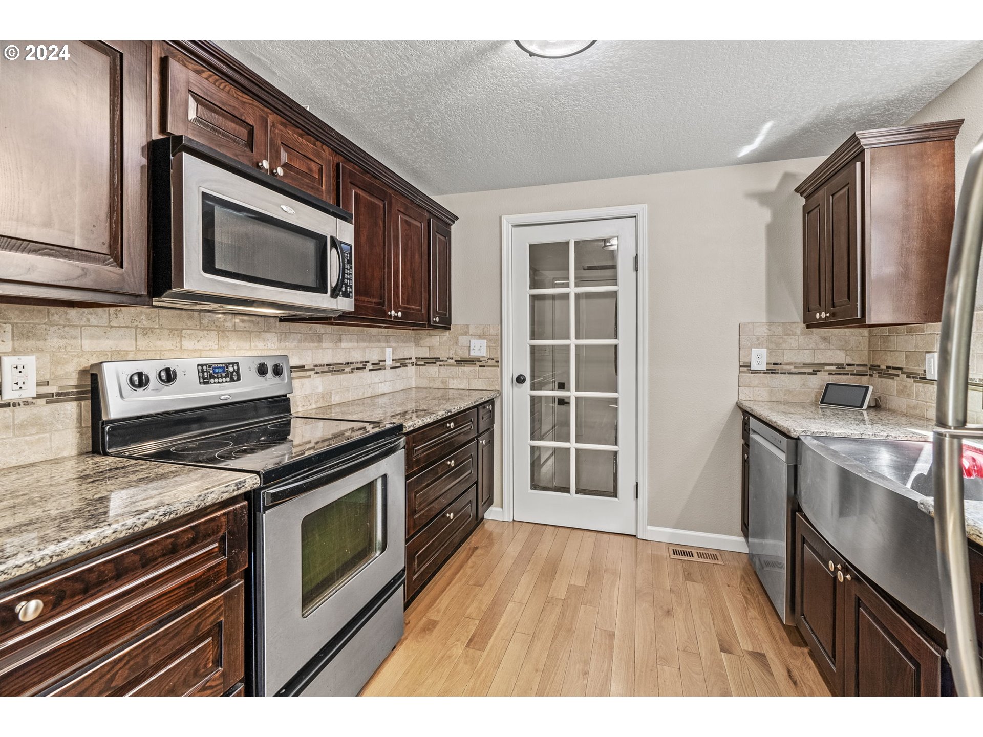 4729 Southwest Buddington Street Portland, OR 97219 - Photo 6 of 17 Gallery Image 6