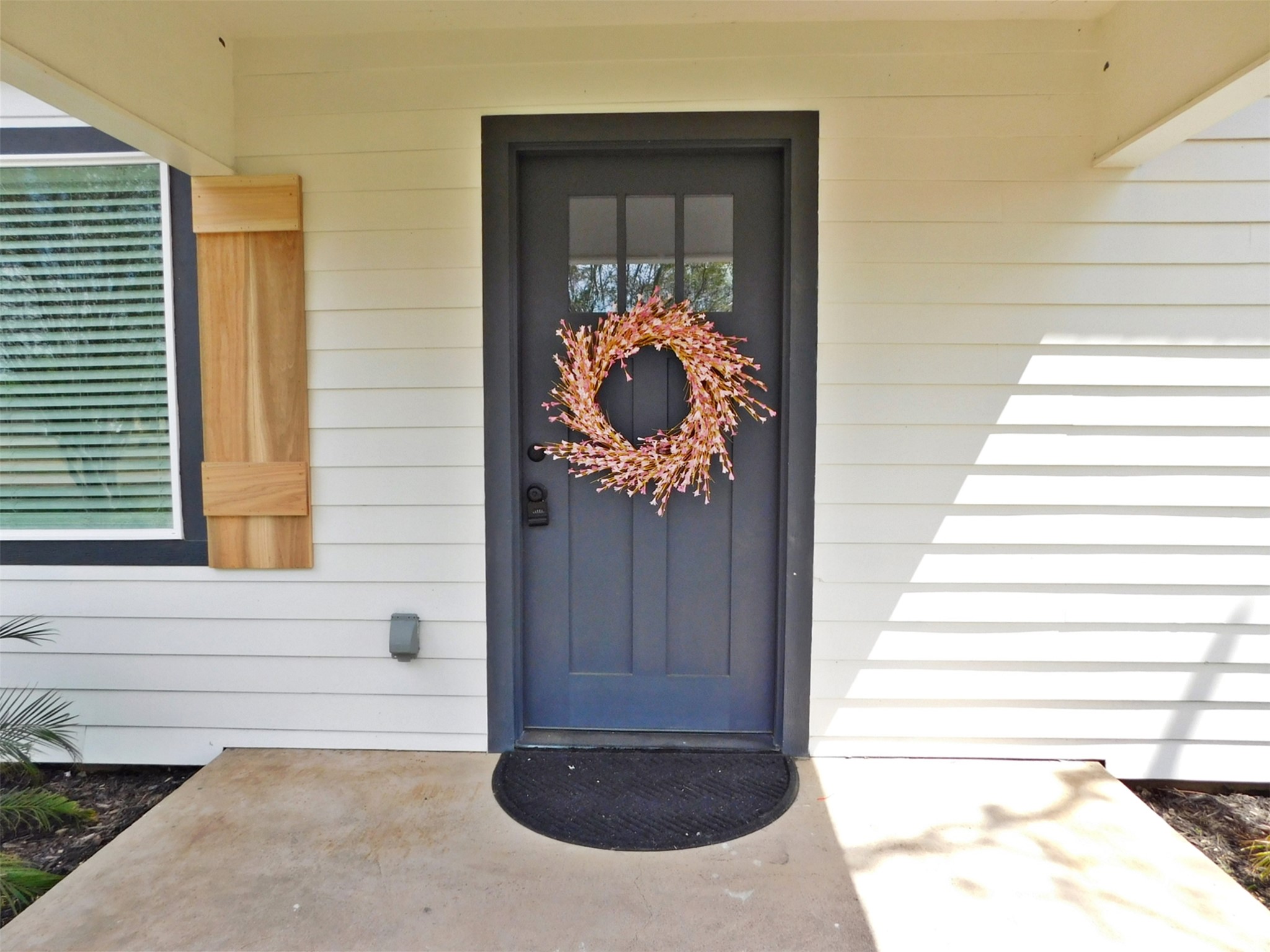 205 East Train Street Ellinger, TX 78938 - Photo 3 of 27 a view of entryway