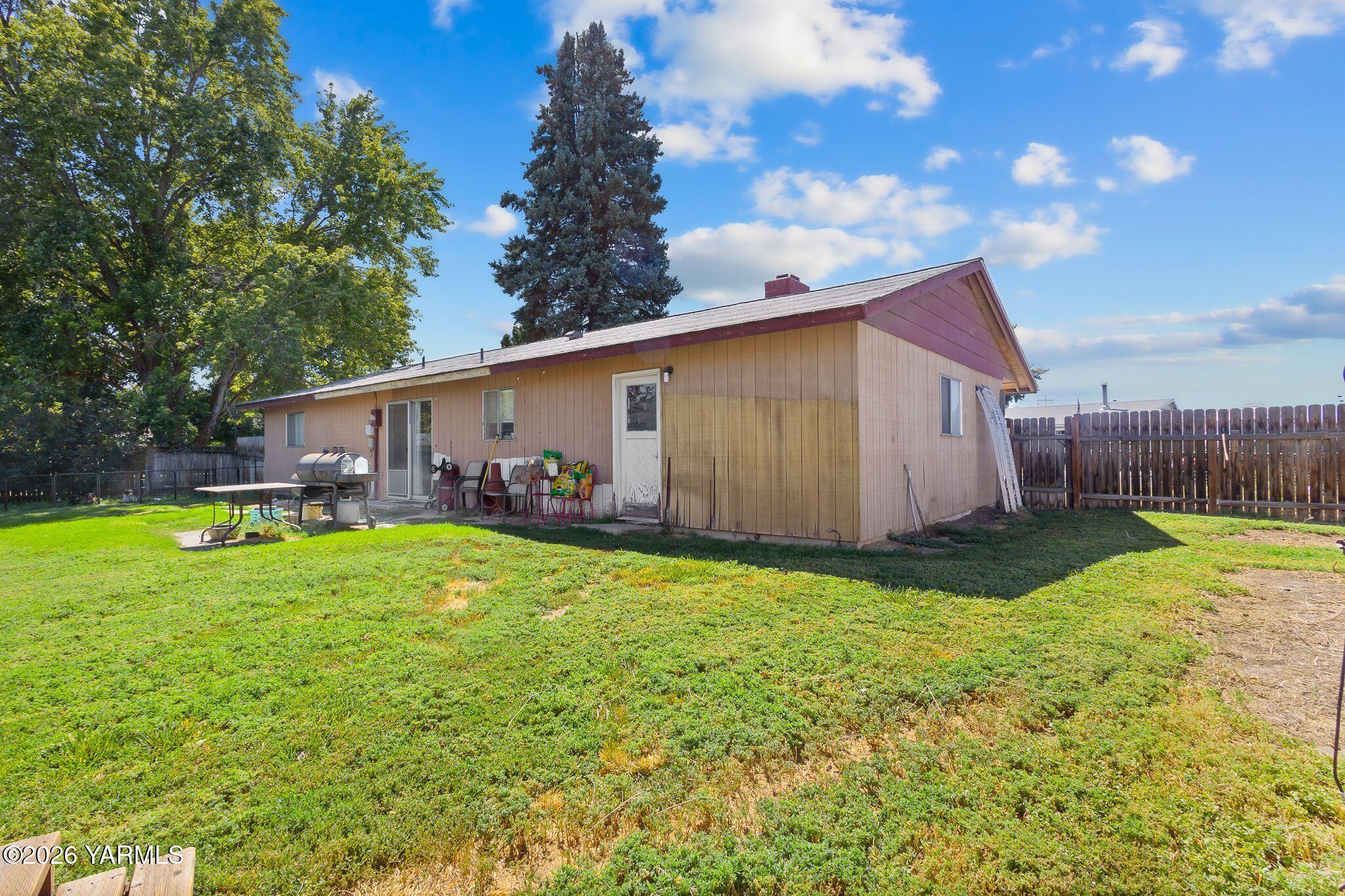 1007 South 79th Avenue Yakima, WA 98908 - Photo 2 of 24 1007 S 79th Ave-20
