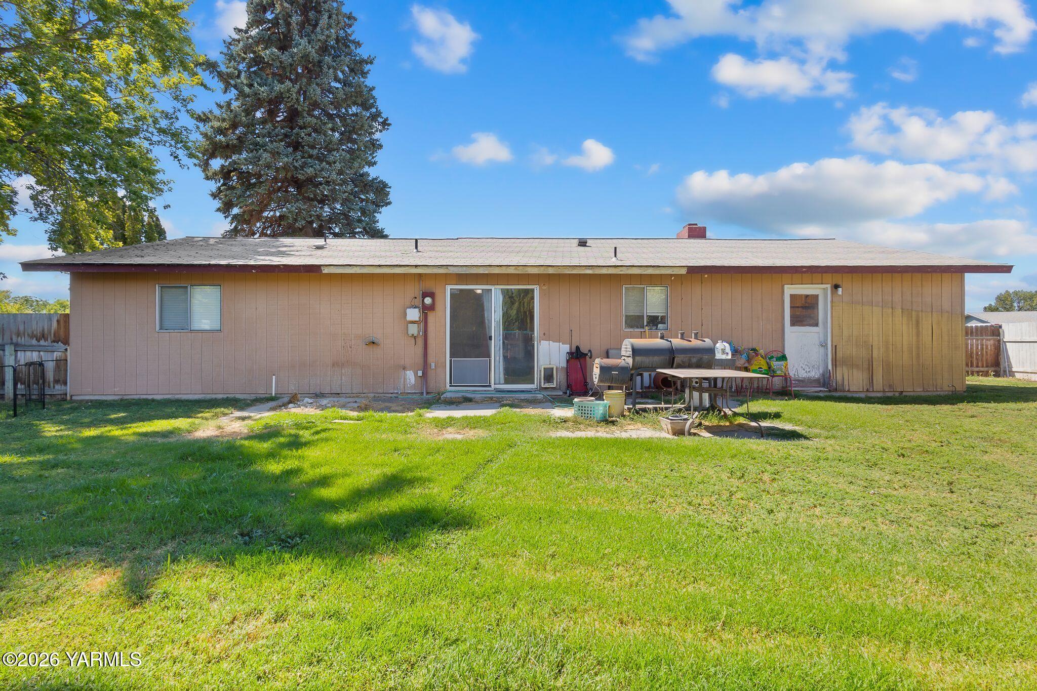 1007 South 79th Avenue Yakima, WA 98908 - Photo 3 of 24 1007 S 79th Ave-21