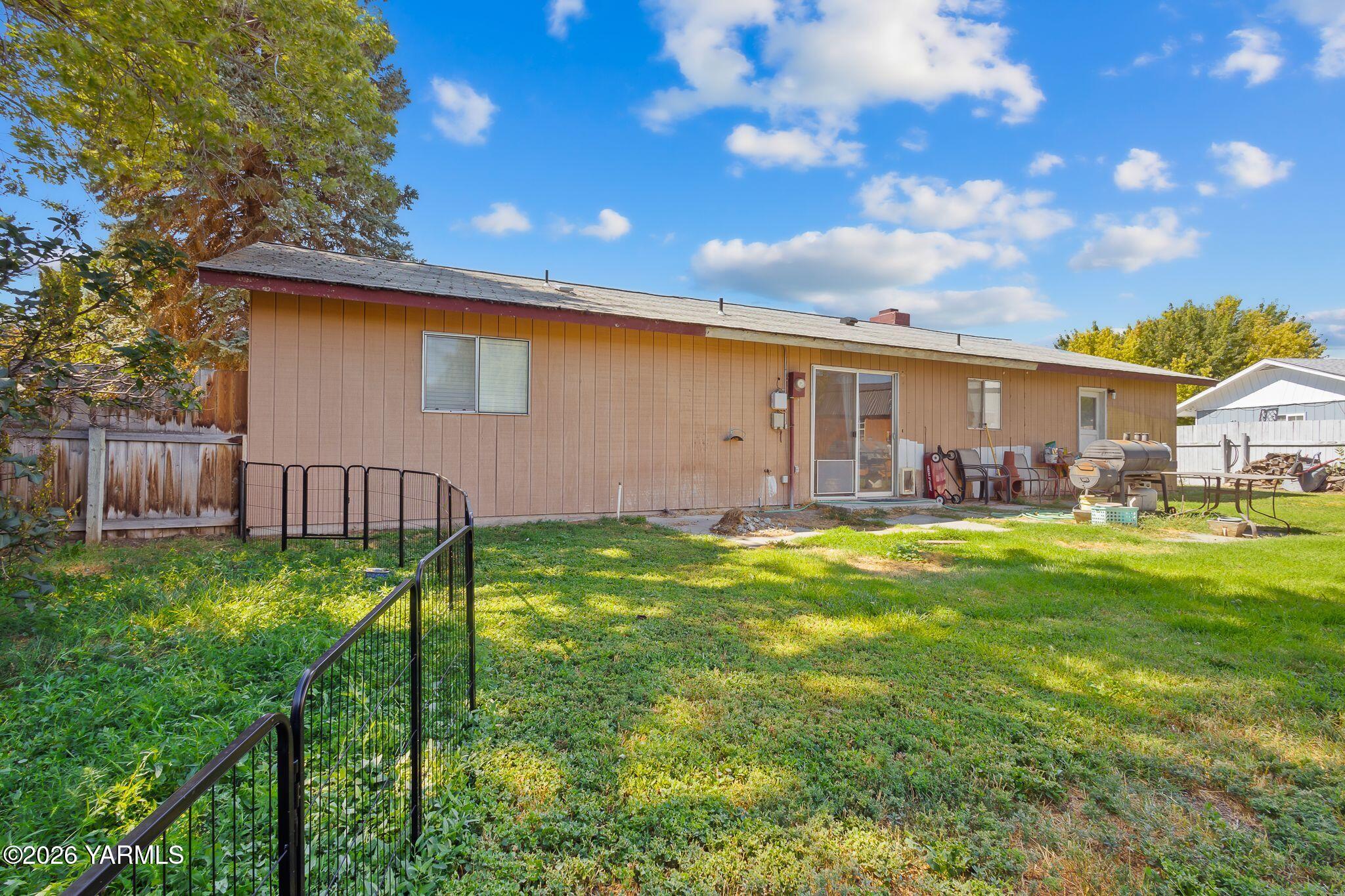 1007 South 79th Avenue Yakima, WA 98908 - Photo 4 of 24 1007 S 79th Ave-22
