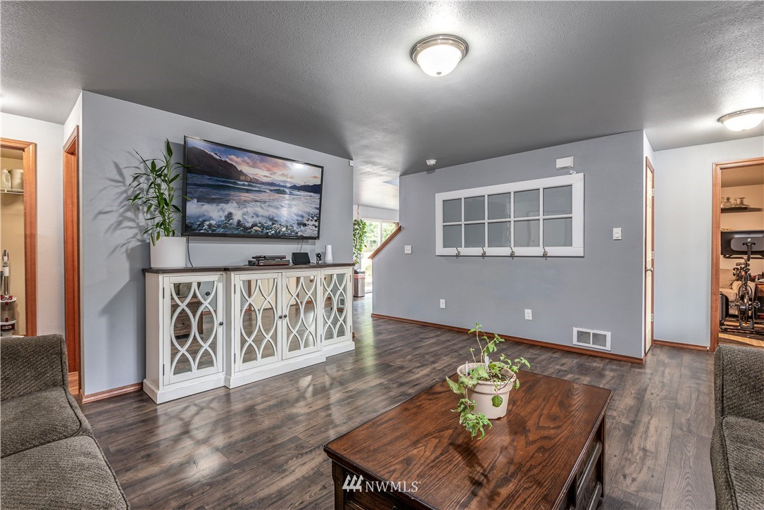 271 East Underline Road Belfair, WA 98528 - Photo 6 of 34 Gallery Image 6