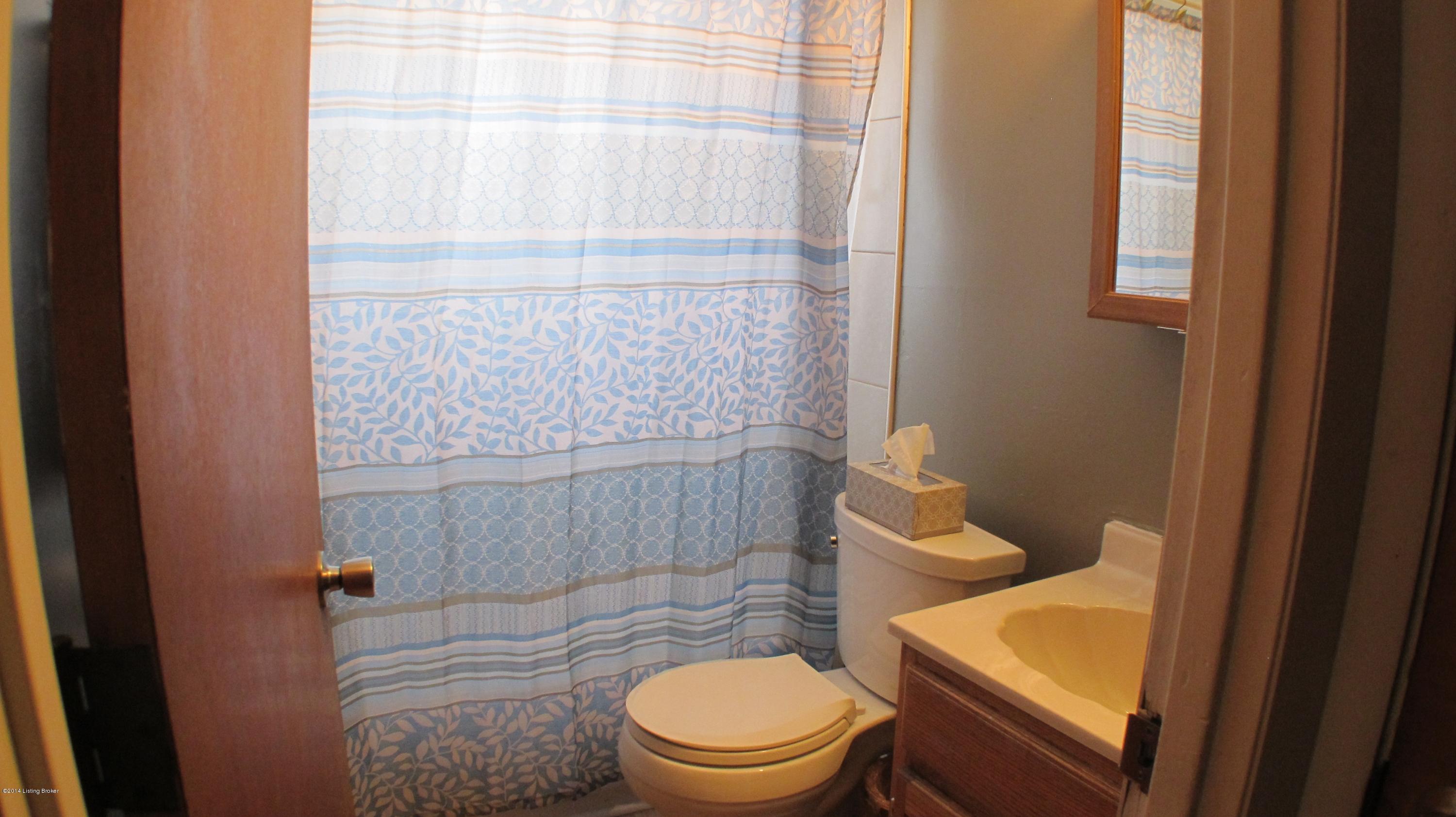 5320 Rayburn Road Louisville, KY 40272 - Photo 7 of 15 IMG_4905
