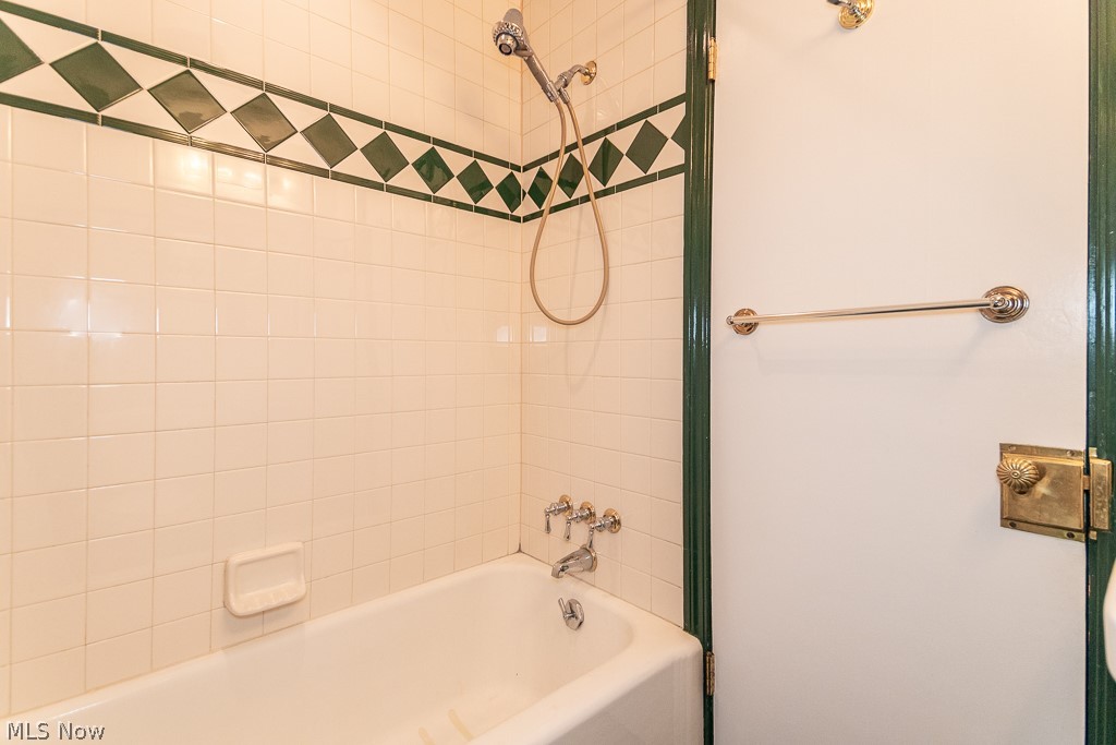 38557 Beachview Road Willoughby, OH 44094 - Photo 20 of 31 Tiled tub in the main bath