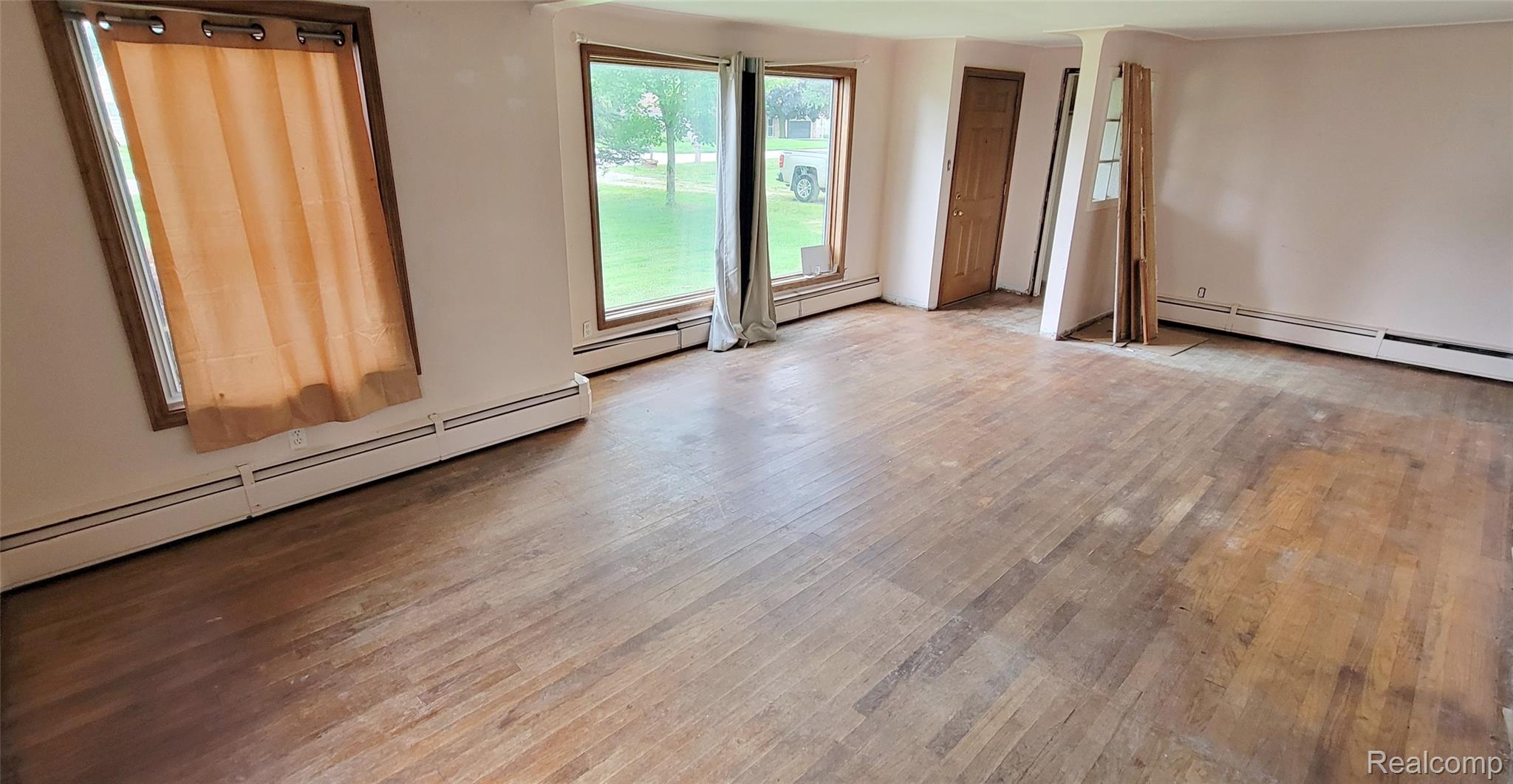 21827 Power Road Farmington, MI 48336 - Photo 5 of 16 Living Room.jpg