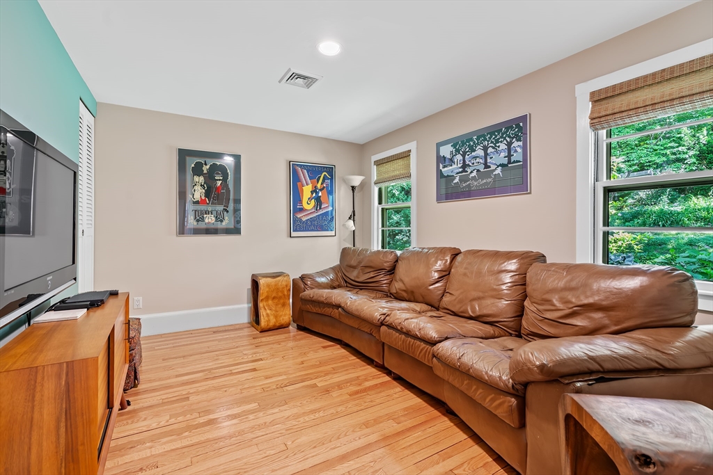 42 Temple Road Wellesley, MA 02482 - Photo 10 of 40