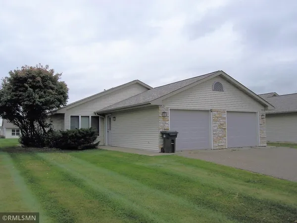 $1,250 | 594 West 8th Street, Unit A, New Richmond, WI 54017