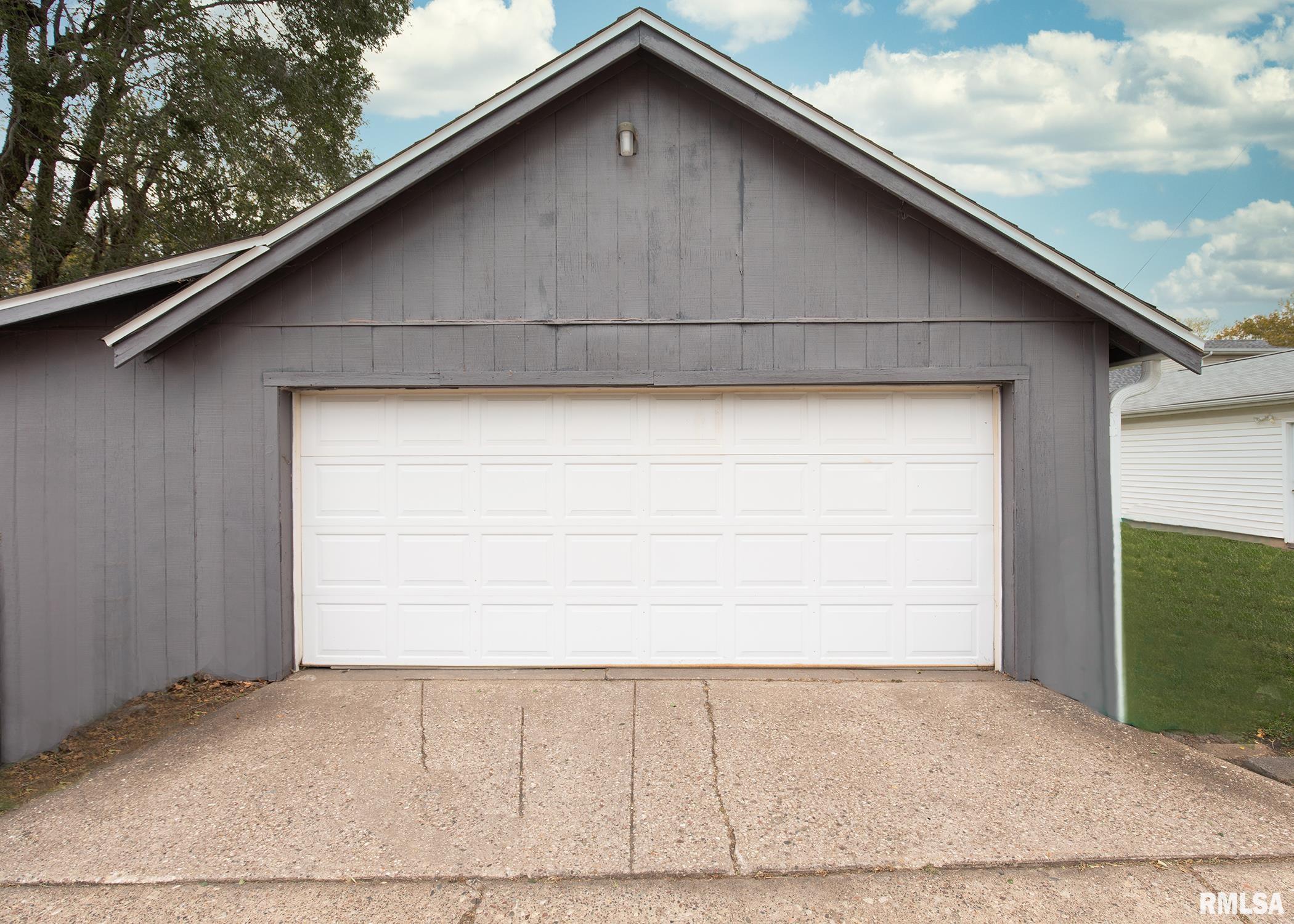 2424 4th Street Moline, IL 61265 - Photo 8 of 36