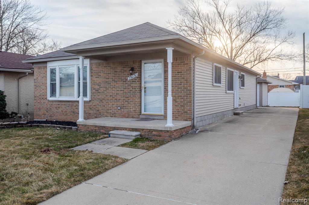 29030 Springstead Street Gibraltar, MI 48173 - Photo 2 of 23