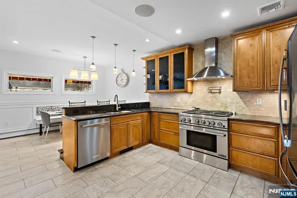 $929,888 | 270 Hamilton Avenue, Hasbrouck Heights, NJ 07604