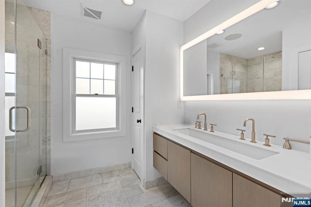 270 Hamilton Avenue Hasbrouck Heights, NJ 07604 - Photo 8 of 23