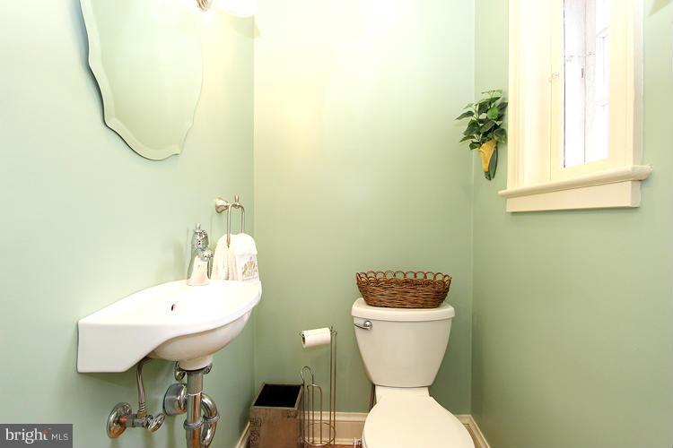 4342 River Road Northwest Washington, DC 20016 - Photo 14 of 27 Bath