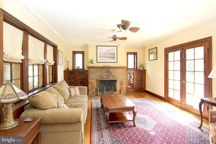 4342 River Road Northwest Washington, DC 20016 - Photo 7 of 27 Living Room