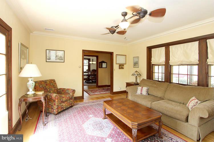 4342 River Road Northwest Washington, DC 20016 - Photo 8 of 27 Living Room