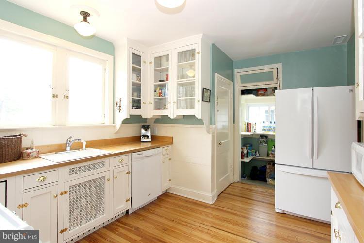 4342 River Road Northwest Washington, DC 20016 - Photo 10 of 27 Kitchen