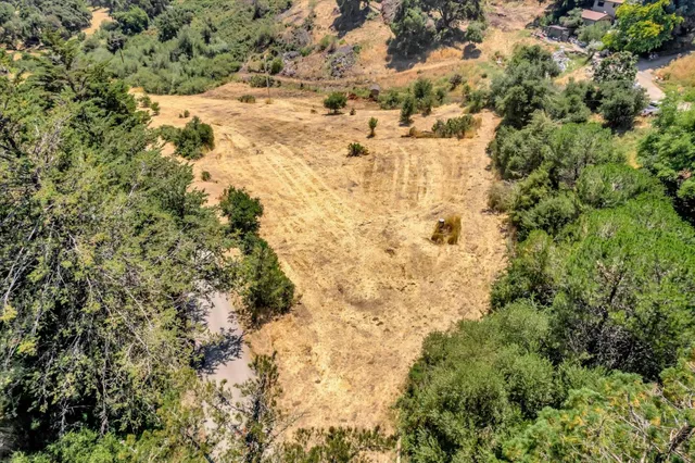 a view of a houses with a yard