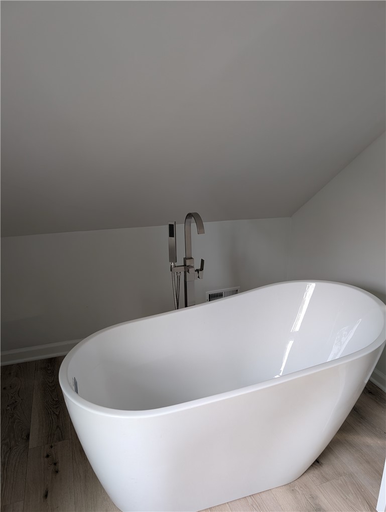 48 Arbordale Avenue Rochester, NY 14610 - Photo 13 of 14 Full Bathroom