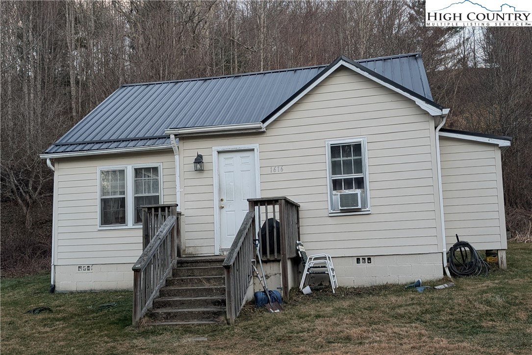 a view of a house with backyard and porch