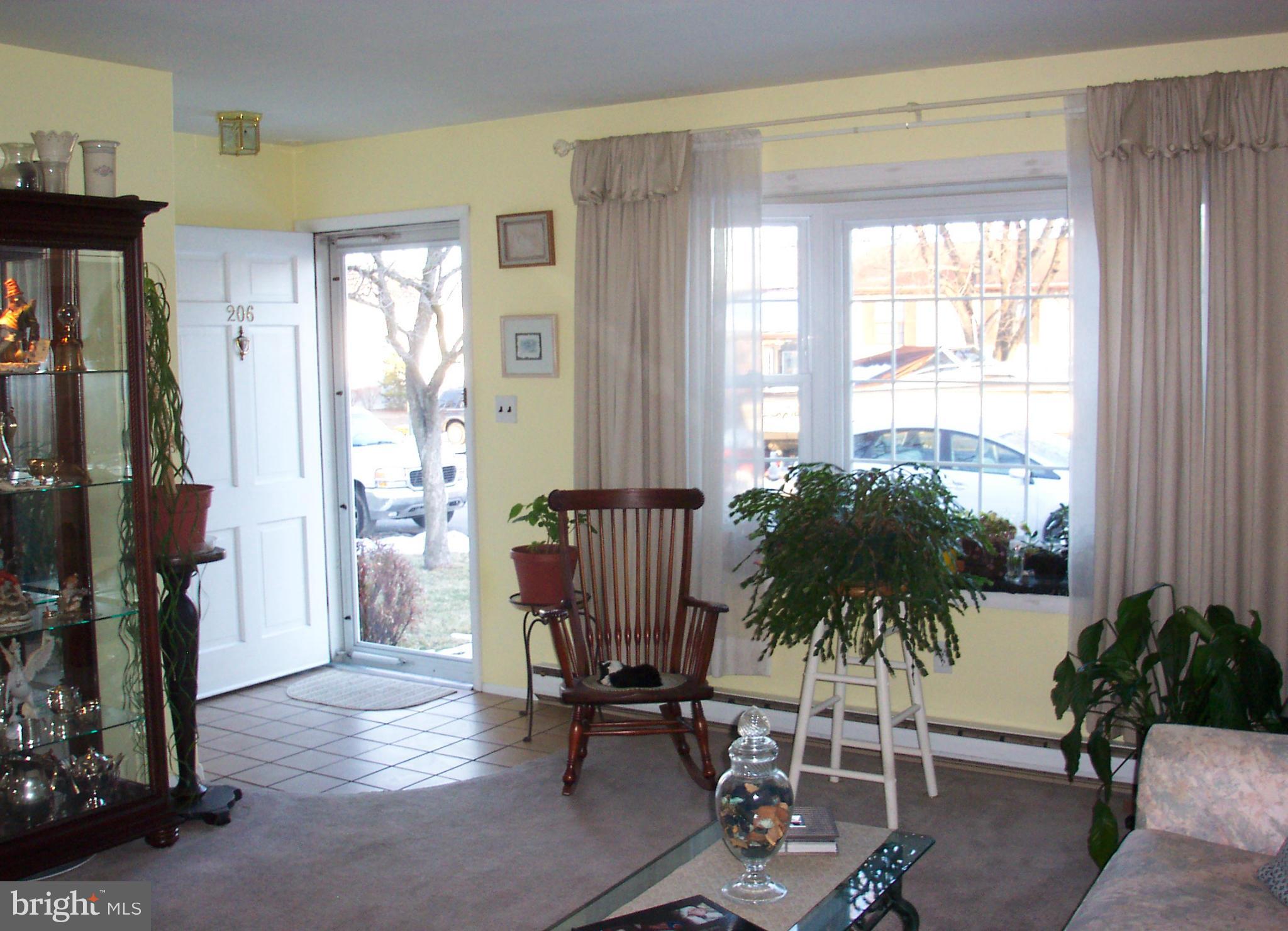 206 Winston Road Pasadena, MD 21122 - Photo 5 of 18 Living Room