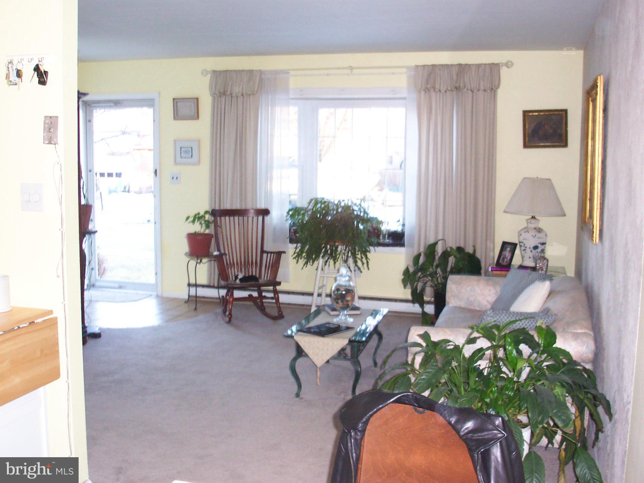 206 Winston Road Pasadena, MD 21122 - Photo 6 of 18 Living Room