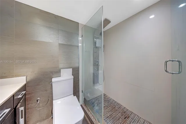 $3,400 | 6039 Collins Avenue, Unit 1415, Miami Beach, FL 33140