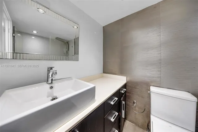 $3,400 | 6039 Collins Avenue, Unit 1415, Miami Beach, FL 33140