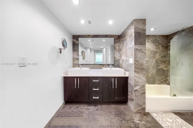 $3,400 | 6039 Collins Avenue, Unit 1415, Miami Beach, FL 33140