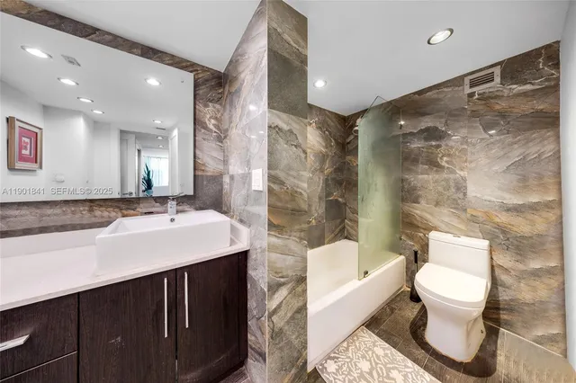 $3,400 | 6039 Collins Avenue, Unit 1415, Miami Beach, FL 33140