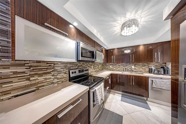 $3,400 | 6039 Collins Avenue, Unit 1415, Miami Beach, FL 33140