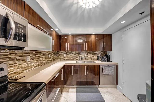 $3,400 | 6039 Collins Avenue, Unit 1415, Miami Beach, FL 33140