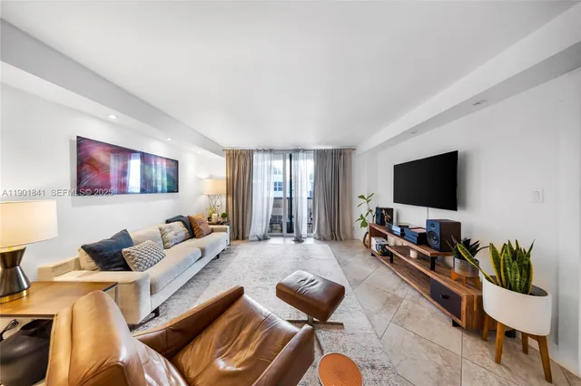 $3,400 | 6039 Collins Avenue, Unit 1415, Miami Beach, FL 33140