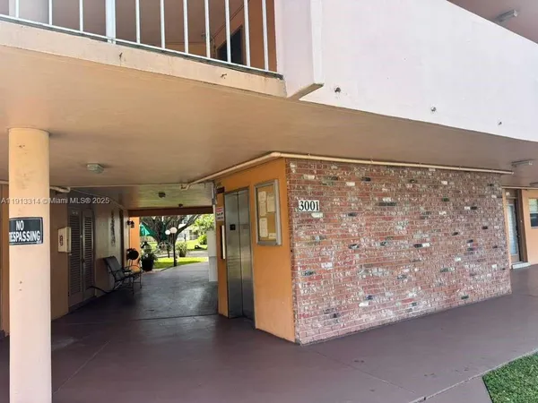 $1,550 | 3001 Northwest 46th Avenue, Unit 207, Lauderdale Lakes, FL 33313